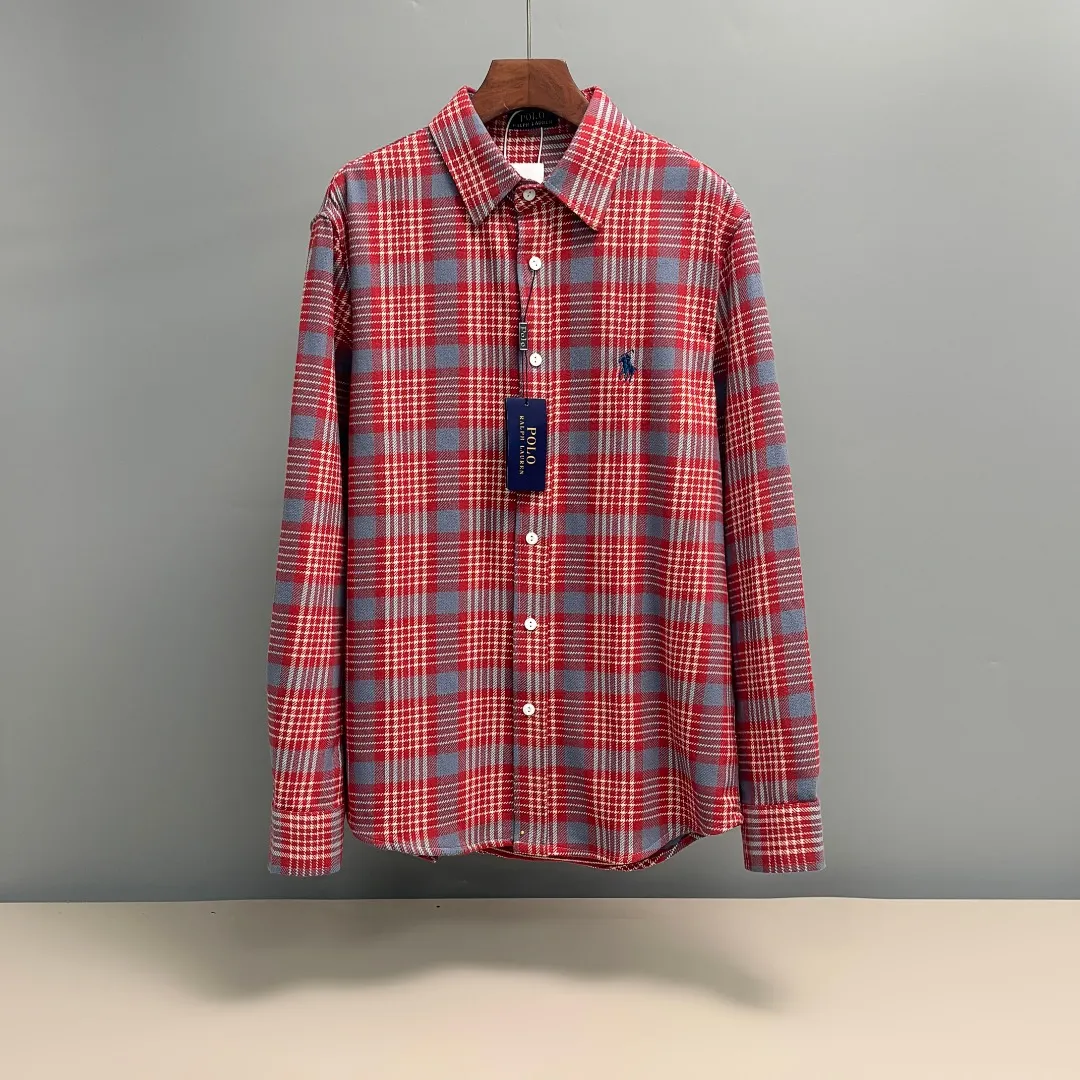 P280 Ralph Lauren/Ralph Lauren brushed pure cotton plaid shirt is made of 100% pure cotton material. The cotton fiber is naturally mild and non-irritating to the skin. It is suitable for people of all skin types. It is then treated with a sanding process. The fluff can effectively lock the air and form a heat insulation layer to enhance the thermal insulation performance of the fabric. It is endowed with reactive printing and dyeing through high-density weaving. The color is bright and the sanding process makes the surface of the fabric more wear-resistant and less prone to fading and pilling. Loose fit and three-dimensional upper body with smooth and natural lines. From the shoulder line to the waist line to the hem, the line transition is smooth without unnecessary folds or accumulation. The whole body is neat and stretched. The chest is embellished with the iconic pony embroidery. It is simple but highly recognizable. The color transition of the embroidery thread is natural. The stitches are even and consistent in size. The stitches can also be connected naturally. The lines are smooth and not stiff. Size: S M L XL